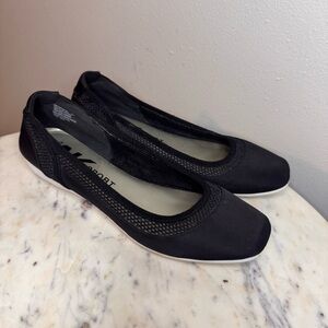 Anne Klein AK Sport Shoes Size 6
Black Stretch Fabric Upper flats